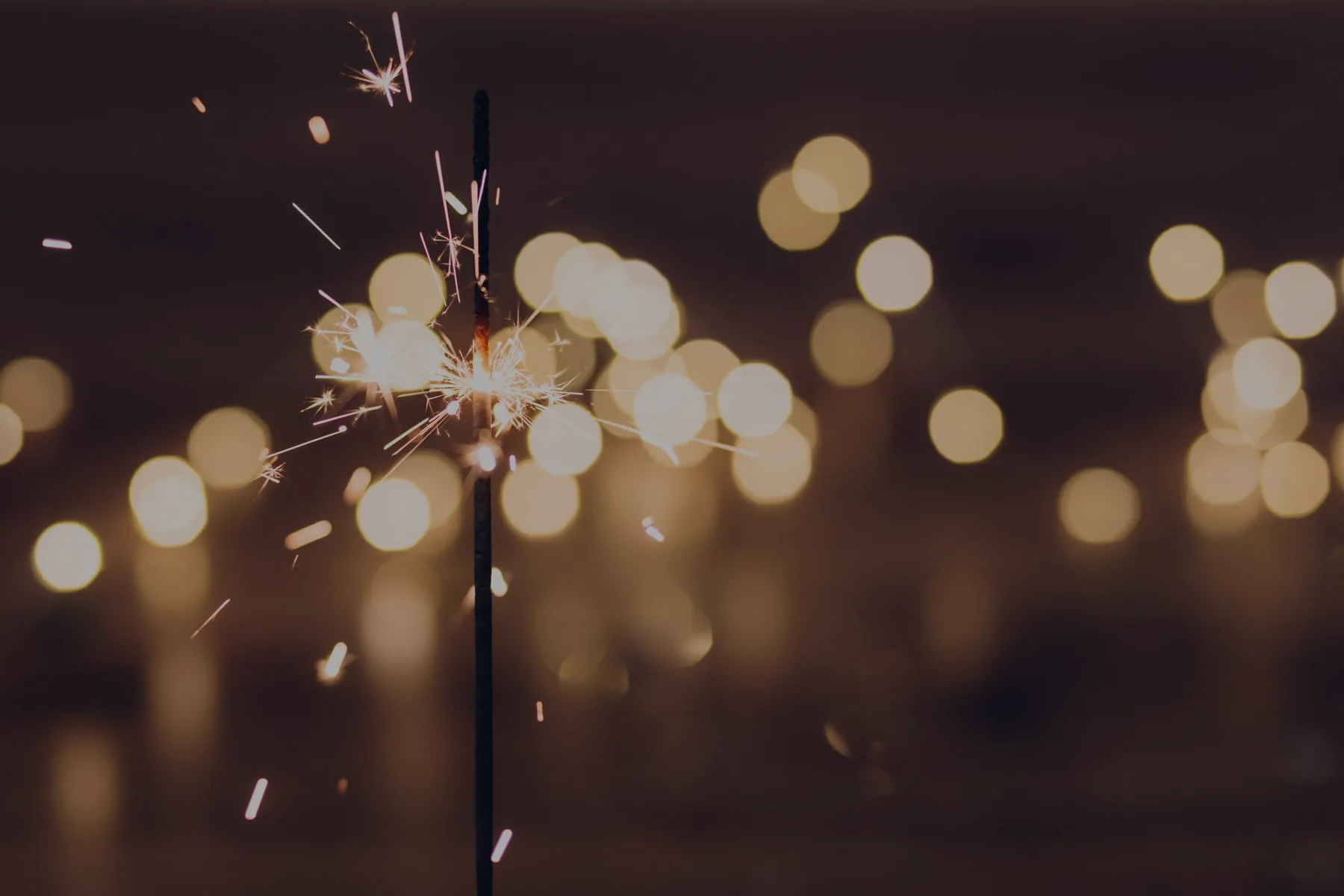 Una luz brillante entre luces desenfocadas