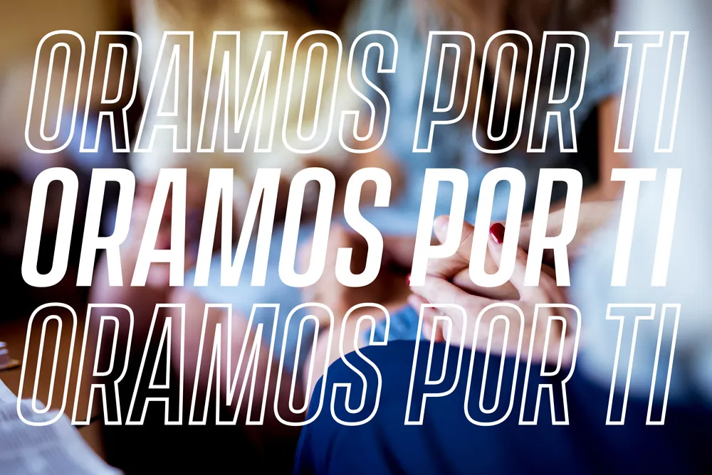 Personas compartiendo y orando